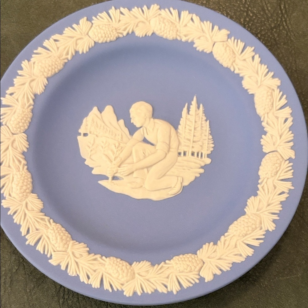 Wedgwood Jasperware miniature collectors plate.